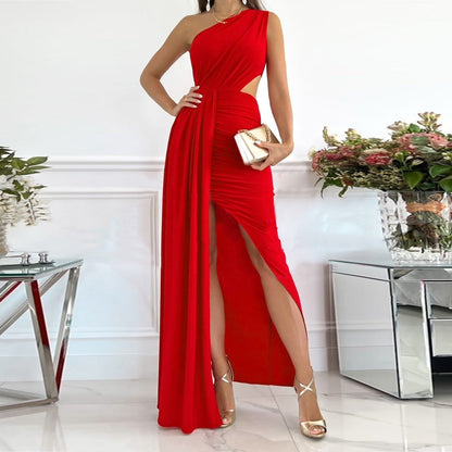 Rotes Abendkleid, asymmetrisch, mit Schlitz, elegantes Design, ideal für formelle Anlässe.