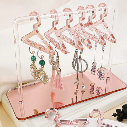 Rosa Acryl Schmuckständer mit Ohrringhaltern, elegantes Design, platzsparend, dekorativ.