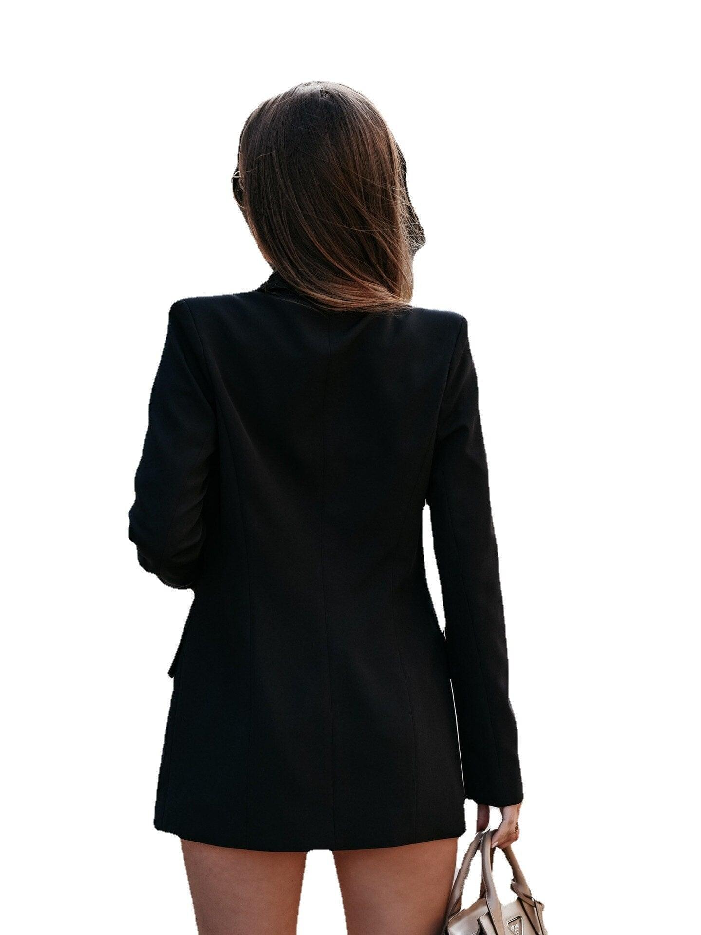 Frau in schwarzem Blazer, Rückansicht, hält beige Tasche, modisch, elegant.