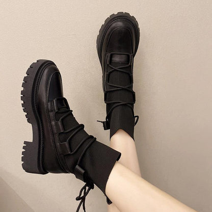 Schwarze Damenstiefel mit dicker Sohle, Schnürung, modisch, robust, aus Leder.