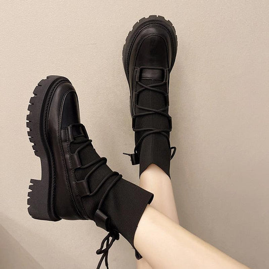 Schwarze Damenstiefel mit dicker Sohle, Schnürung, modisch, robust, aus Leder.