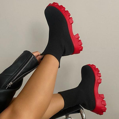 Schwarze Stiefel mit roter Sohle, Damenmode, trendige Schuhe, Herbst-Winter, bequem.