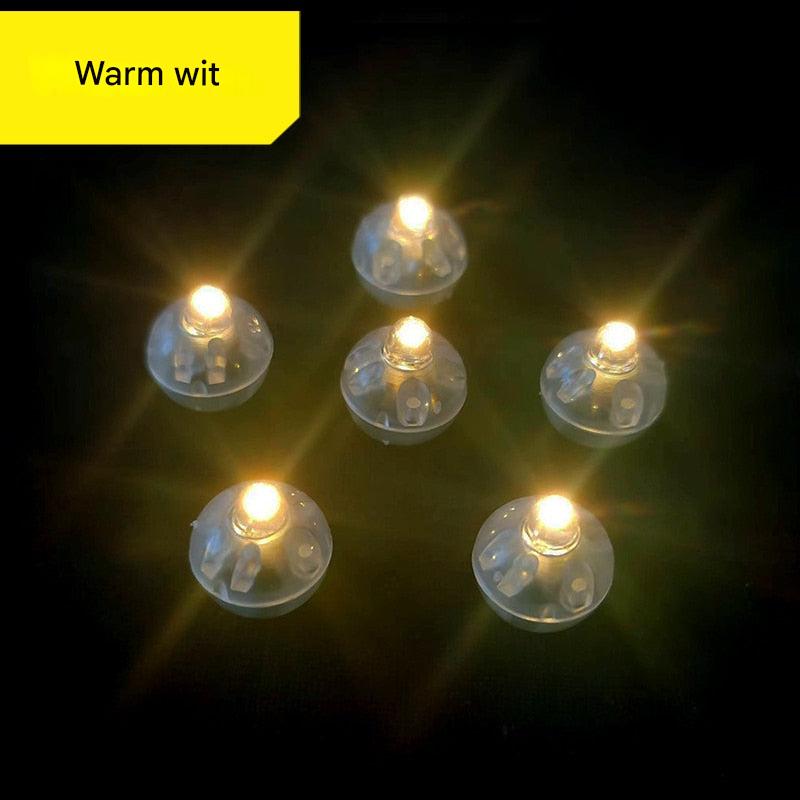 Sechs warmweiße LED-Teelichter auf schwarzem Hintergrund, energiesparend, dekorativ.