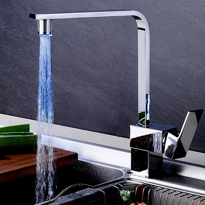 Moderne Küchenarmatur aus Edelstahl, verchromt, mit Wasserstrahl, elegantes Design.
