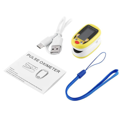 Gelbes Finger-Pulsoximeter mit USB-Kabel, Anleitung und blauem Trageband.