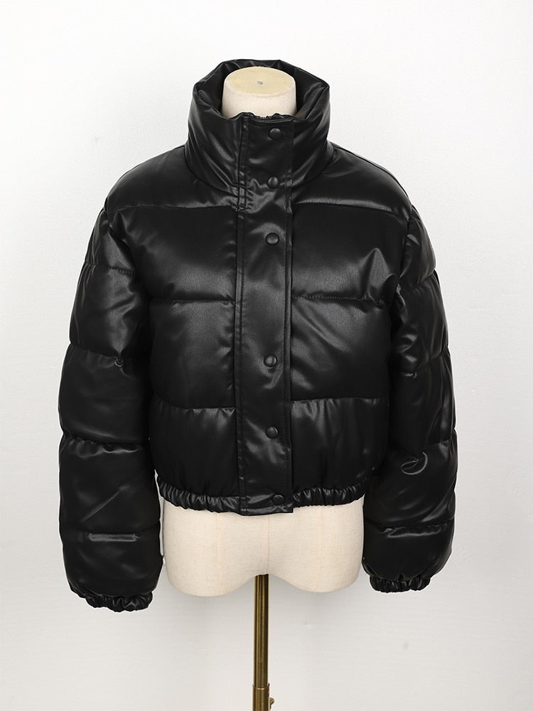 Schwarze Daunenjacke, Kunstleder, Stehkragen, Wintermode, Damenbekleidung, warm, stilvoll.