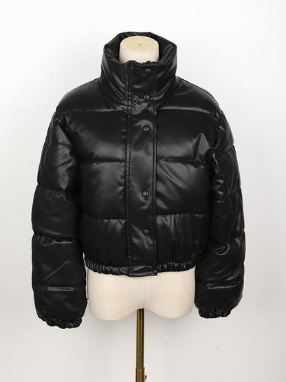 Schwarze Daunenjacke, Kunstleder, Stehkragen, Wintermode, Damenbekleidung, warm, stilvoll.