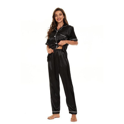 Frau in schwarzem Satin-Pyjama-Set, kurzärmelig, mit Knöpfen, Nachtwäsche, bequem.