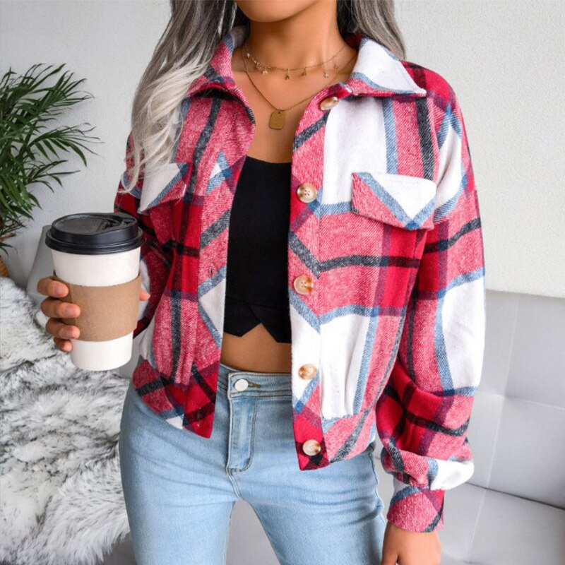 Frau in roter karierten Jacke mit Kaffeebecher, lässige Mode, Herbstoutfit, Wohnzimmer.