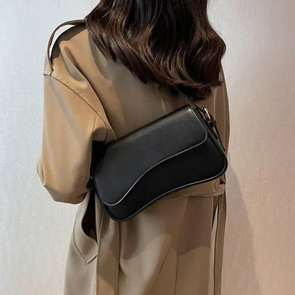 Frau mit schwarzer Lederhandtasche, Umhängetasche, elegantes Design, modischer Stil.