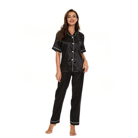 Frau in schwarzem Satin-Pyjama-Set mit weißen Knöpfen und Paspeln, Nachtwäsche Damenmode.