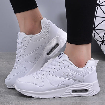 Weiße Damen-Sneaker, atmungsaktiv, modisch, mit Luftpolstersohle, ideal für Sport und Freizeit.