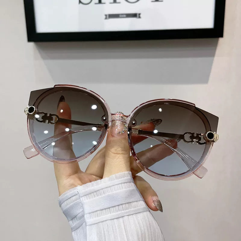 Damen Sonnenbrille, rund, braun getönt, transparentes Gestell, modisch, elegant, Accessoire.
