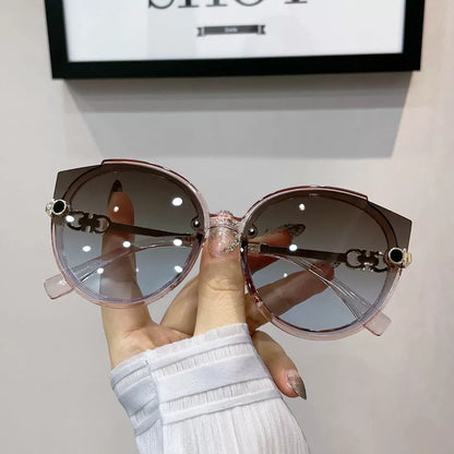 Damen Sonnenbrille, rund, braun getönt, transparentes Gestell, modisch, elegant, Accessoire.