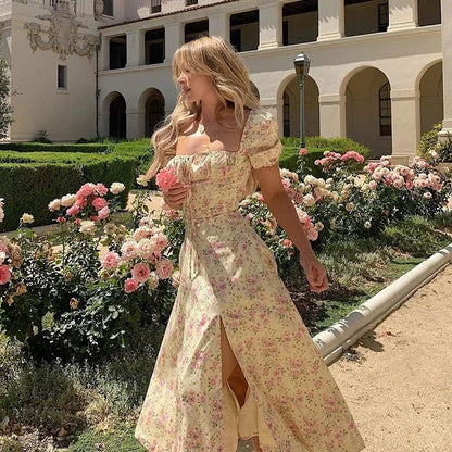 Lätt och stilig sommardress med blommönster och puffärmar – Elina