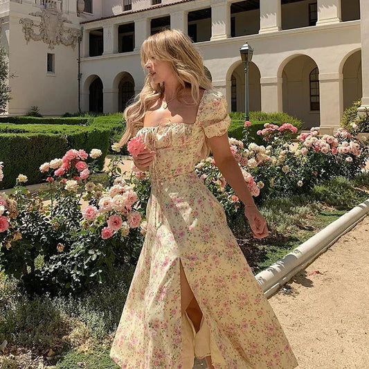 Lätt och stilig sommardress med blommönster och puffärmar – Elina
