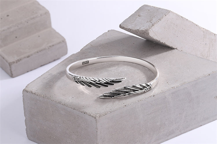 Silberner Armreif mit Federdesign, Schmuck, Damenaccessoire, elegantes Geschenk, Modeschmuck.