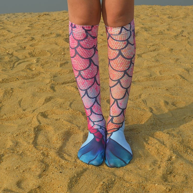 Farbige Kniestrümpfe mit Fischschuppenmuster, ideal für Strandmode und Sommeroutfits.