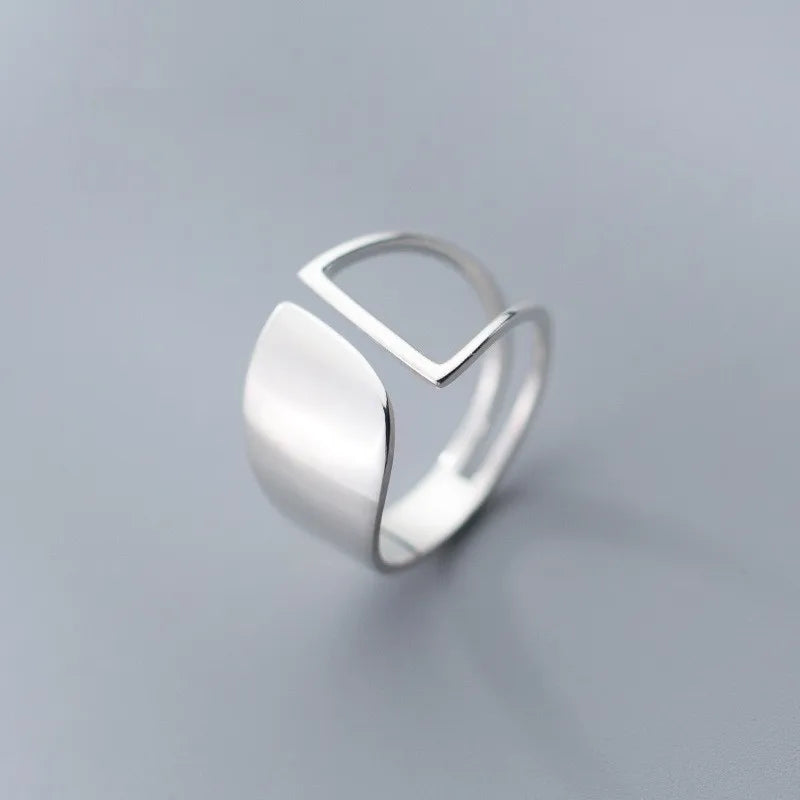 Silberner minimalistischer Ring, geometrisches Design, verstellbar, Schmuck für Damen.