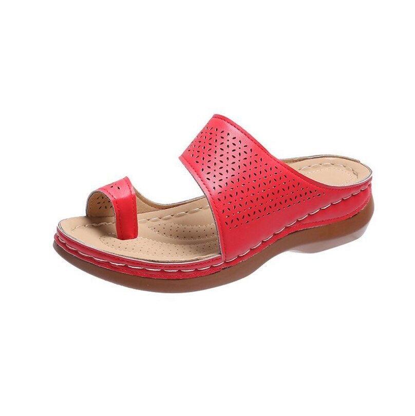 Rote Damen-Sandale mit Zehenschlaufe, perforiertem Leder, bequemer Sohle, Sommerschuh.