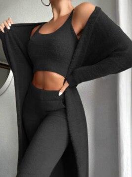 Frau in schwarzem Sport-BH und Leggings, Fitnessmode, nahtlos, bequem, modisch.