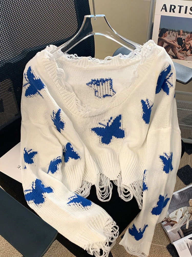Weißer Strickpullover mit blauen Schmetterlingen, Fransen, Damenmode, lässig, Herbstkleidung.