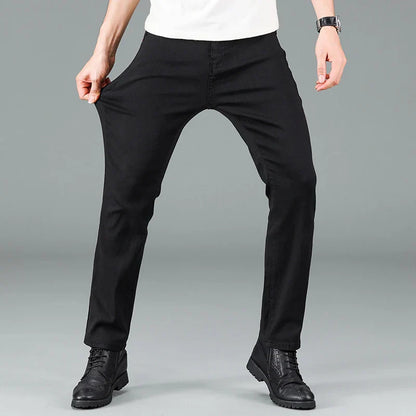 Herrjeans i svart med rak passform och stretch – Milan
