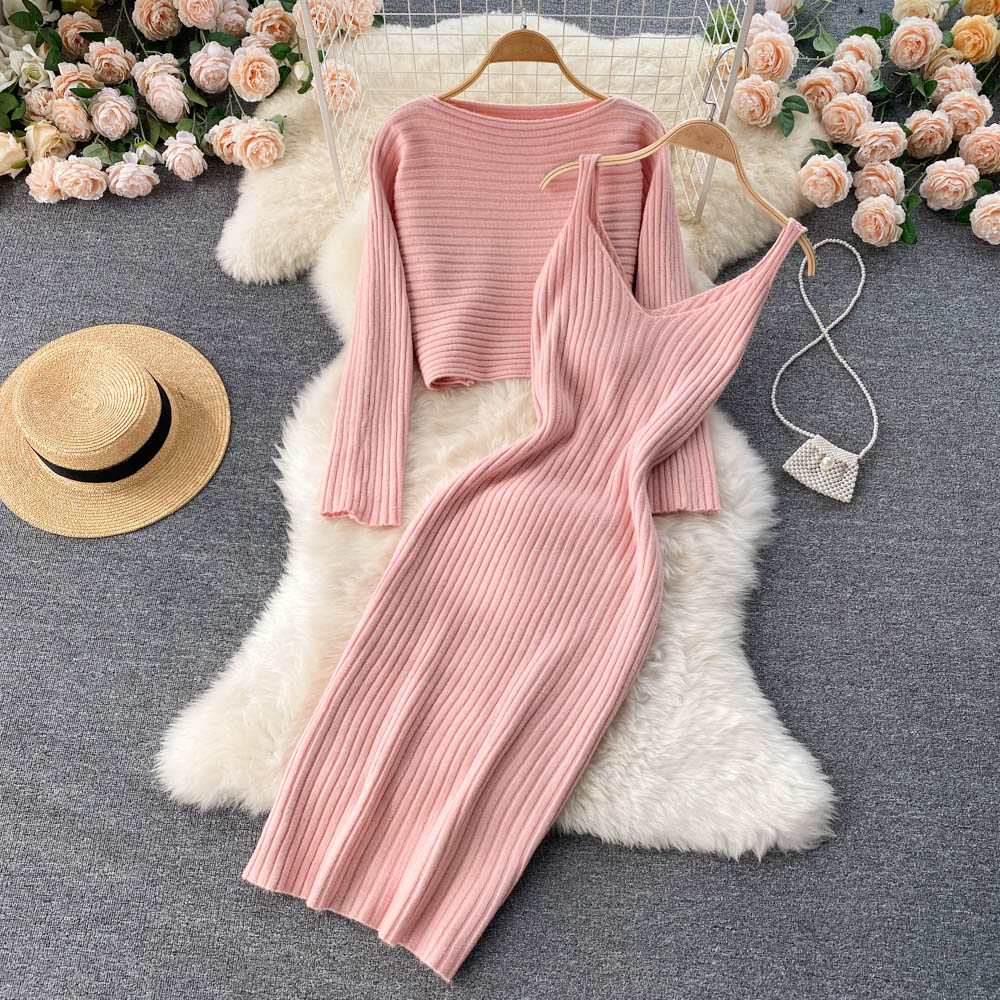 Rosa Strickkleid und Pullover-Set auf Teppich, elegantes Damenoutfit, Herbstmode.