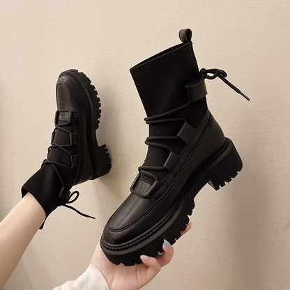 Schwarze Damenstiefel mit dicker Sohle, Schnürung, modisch, robust, Herbst-Winter-Schuhwerk.