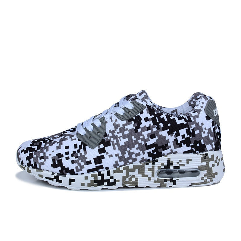 Schwarz-weißer Camouflage-Sneaker, atmungsaktiv, sportlich, für Herren und Damen.