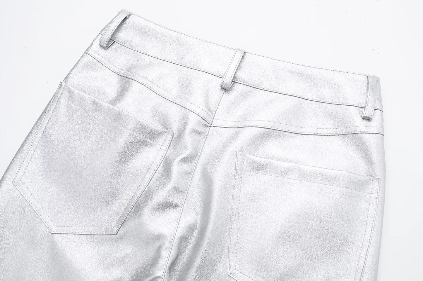 Silberne Lederhose Rückansicht, zwei Taschen, modisch, glänzend, hochwertiges Material.