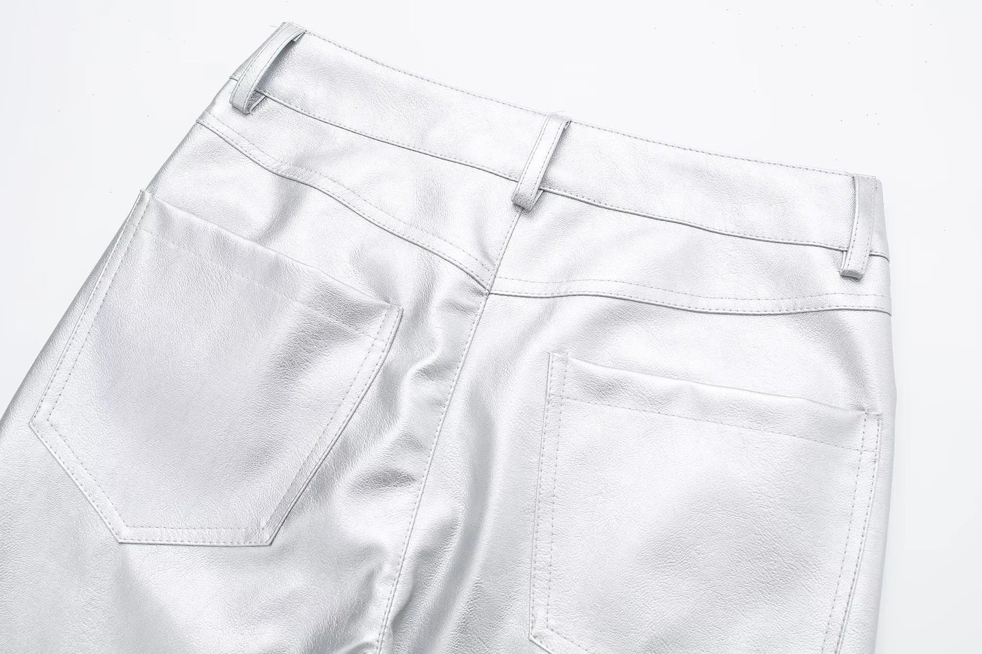 Silberne Lederhose Rückansicht, zwei Taschen, modisch, glänzend, hochwertiges Material.