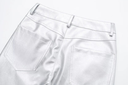 Silberne Lederhose Rückansicht, zwei Taschen, modisch, glänzend, hochwertiges Material.