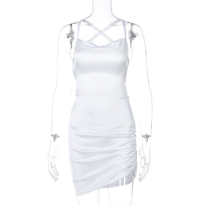 Weißes Satin-Minikleid mit Spaghettiträgern, figurbetont, elegant, Damenmode.