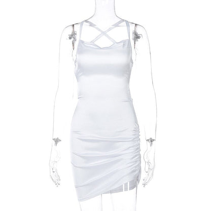 Weißes Satin-Minikleid mit Spaghettiträgern, figurbetont, elegant, Damenmode.