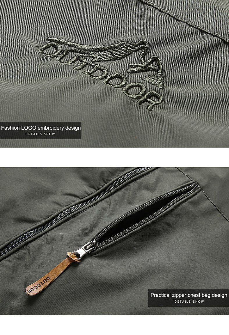 Grüne Outdoor-Jacke mit gesticktem Logo und praktischem Reißverschluss auf der Brusttasche.