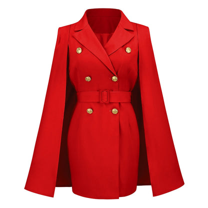 Roter Damen-Cape-Blazer mit goldenen Knöpfen, elegantes Design, modische Oberbekleidung.