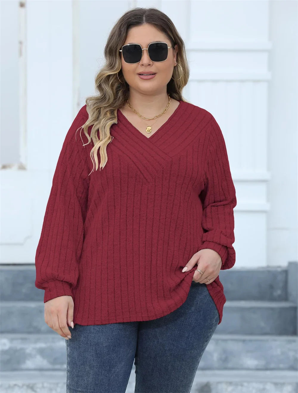 Frau in rotem Strickpullover, Sonnenbrille, Jeans, lässiger Herbstlook, Mode für Damen.