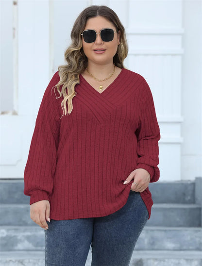 Frau in rotem Strickpullover, Sonnenbrille, Jeans, lässiger Herbstlook, Mode für Damen.