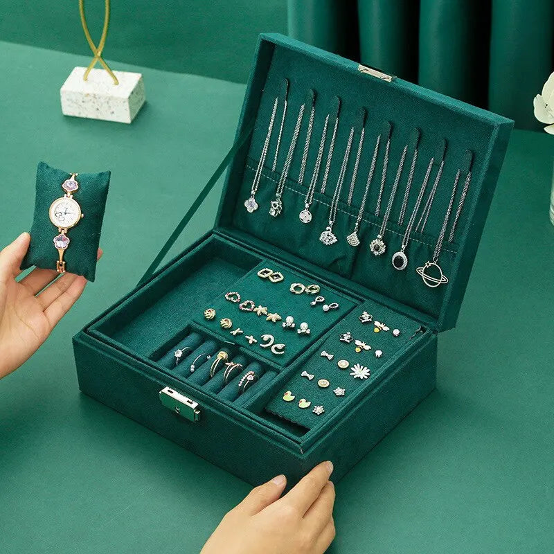 Grüne Schmuckschatulle mit Halsketten, Ohrringen und Uhr, Samt, Aufbewahrung, Schmuck-Organizer.