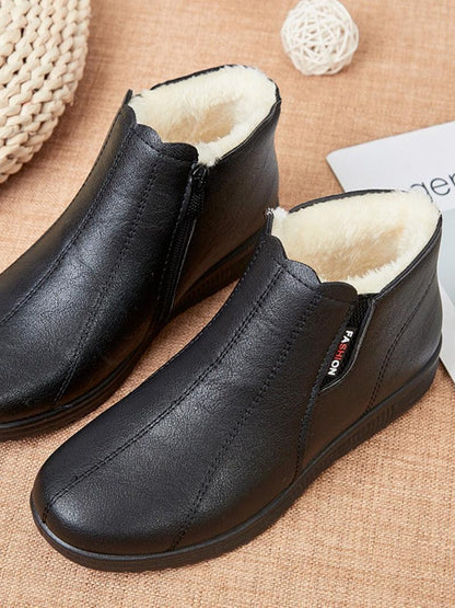 Schwarze Damen-Winterstiefel mit Kunstfellfutter, Reißverschluss, rutschfeste Sohle.