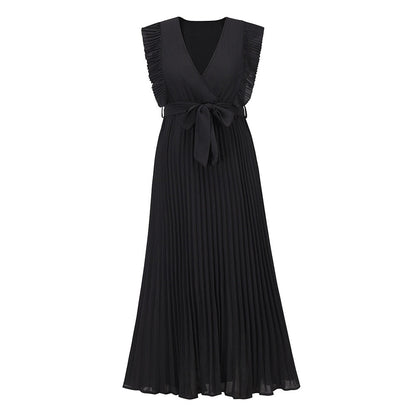 Schwarzes, ärmelloses Maxikleid mit Plissee und Taillengürtel, elegantes Abendkleid.