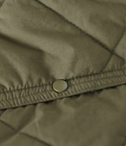 Olivgrüne Steppjacke, Detailansicht, Knopfverschluss, Outdoor-Bekleidung, modisch, warm.