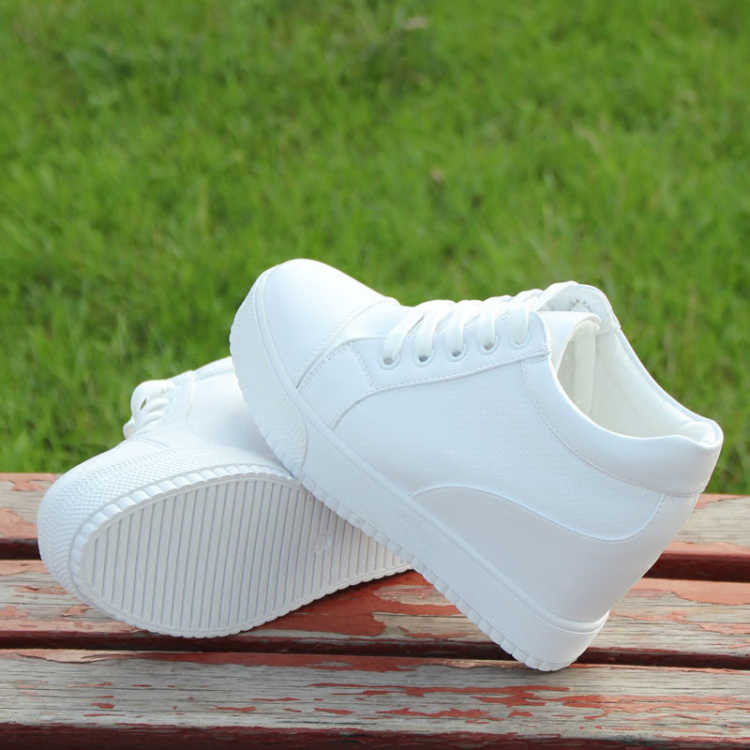 Weiße Sneaker aus Canvas, Damen, auf Holzbank, modisch, bequem, Freizeit, Outdoor.
