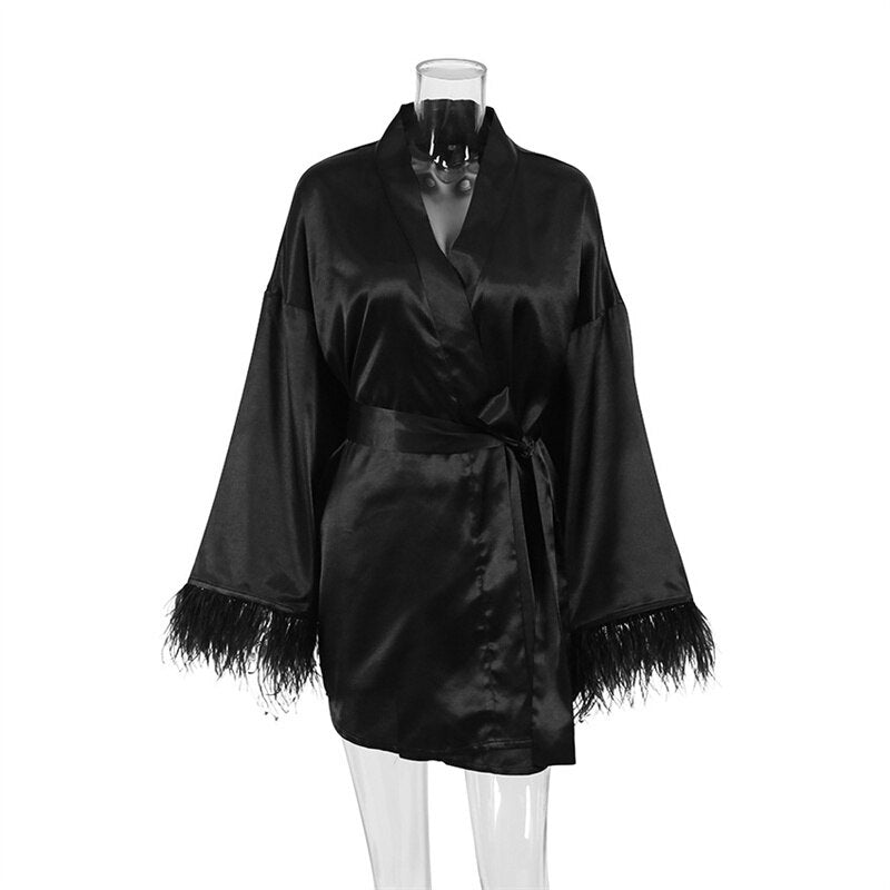 Schwarzer Satin-Kimono mit Federn, Damen-Bademantel, luxuriöse Nachtwäsche, elegant und stilvoll.