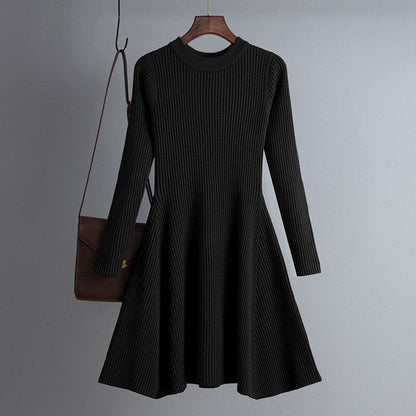 Schwarzes Strickkleid Damen, langärmelig, elegant, Herbstmode, knielang, Rundhalsausschnitt.
