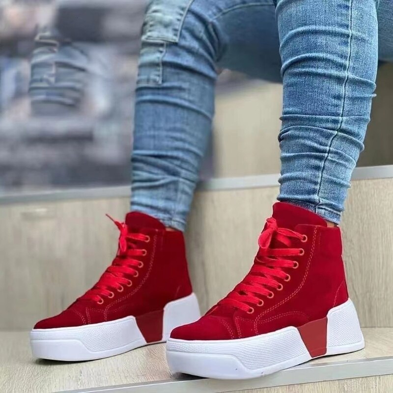 Rote High-Top-Sneaker mit weißer Sohle, Herrenmode, Freizeitschuhe, Jeanshintergrund.