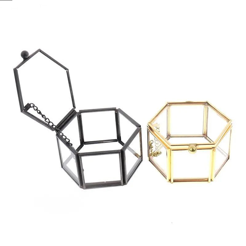 Schwarze und goldene sechseckige Glasboxen, Schmuckaufbewahrung, Metallrahmen, modern.
