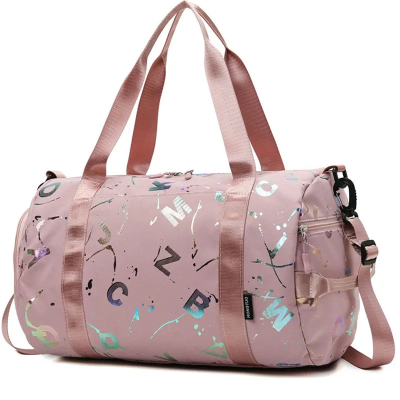 Rosa Sporttasche mit Buchstabenmuster, verstellbarem Schultergurt, Reißverschluss, Polyester.