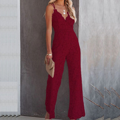 Frau in rotem Spitzenjumpsuit, ärmellos, mit V-Ausschnitt, elegante Abendmode.
